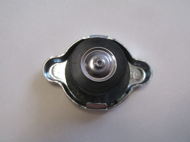 resimler/genel/MAZDA 323- SD- 90/95; RADYATÖR KAPAĞI KÜÇÜK TİP BİNEK ARAÇLAR İÇİN (0.9) (KAUÇUK) (CAPS)